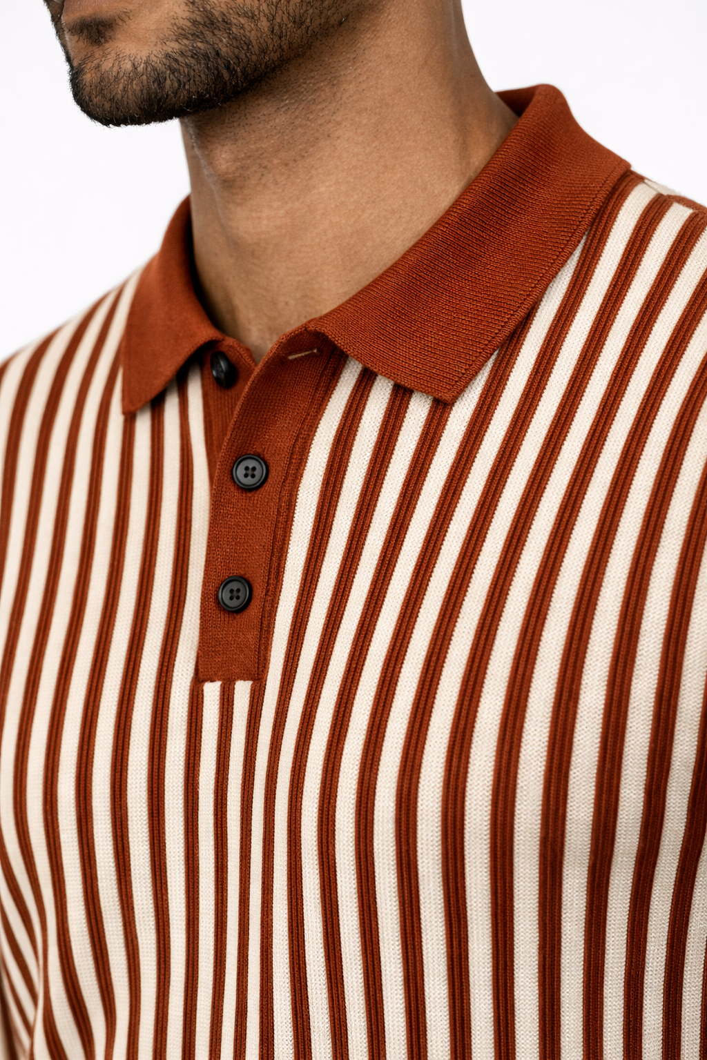 EA | GESTREEPTE POLO MET KRAAGDETAIL - BRUIN