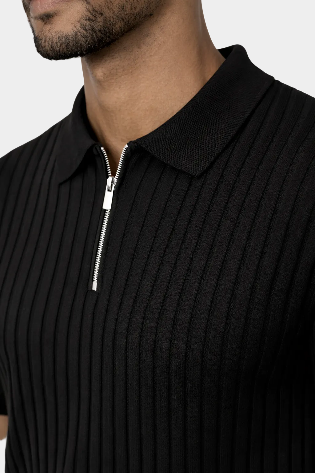 EA | GESTREEPTE POLO MET KRAAGDETAIL - ZWART