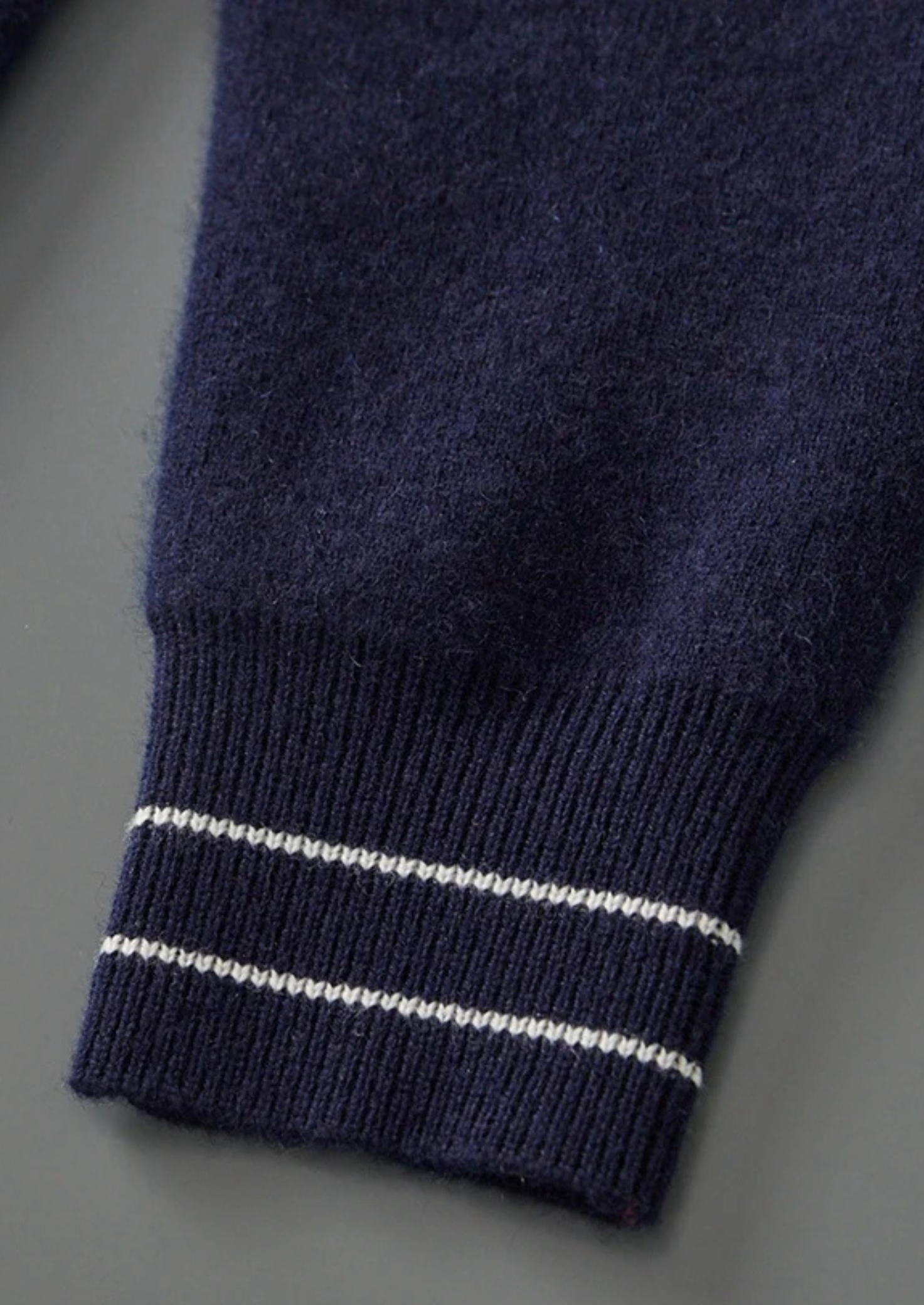 EA | EXTRA-FIJNE WOL POLO CARDIGAN